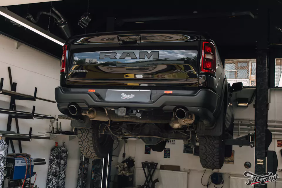Построили выхлопную систему с двумя режимами громкости для RAM 1500 Rebel